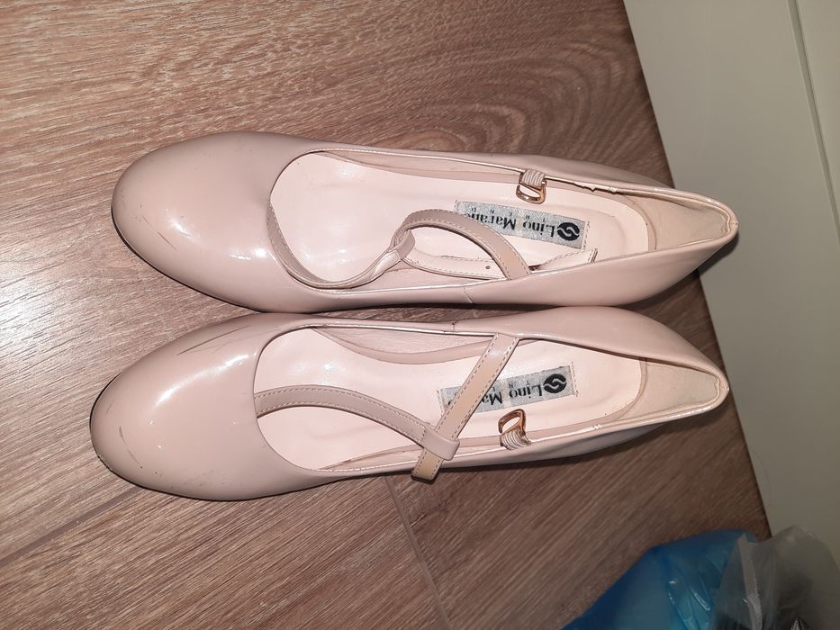 Продам бежевые туфли