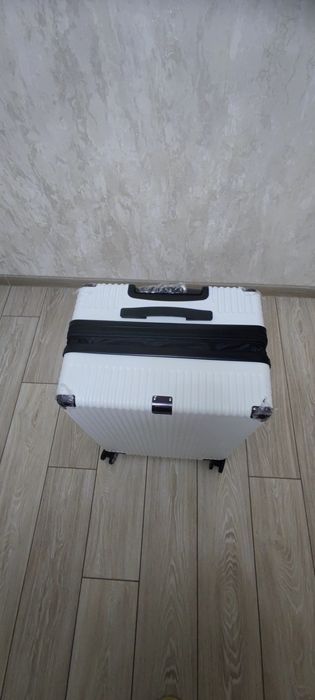 Чемодан новый, с расширением