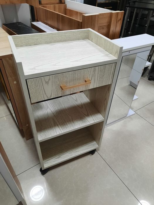 Тумбочка  , помощница  , тележка , каталка  для салона красоты .