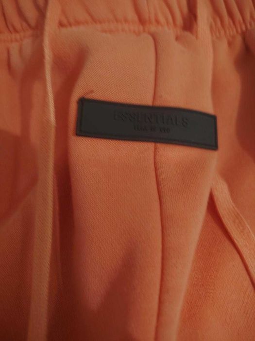 Essentials екип Coral