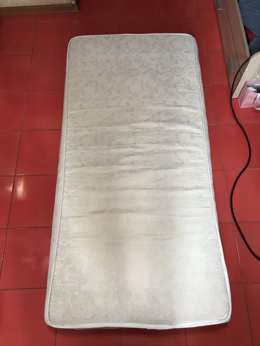 Продается матрас в нормальном состаЯние