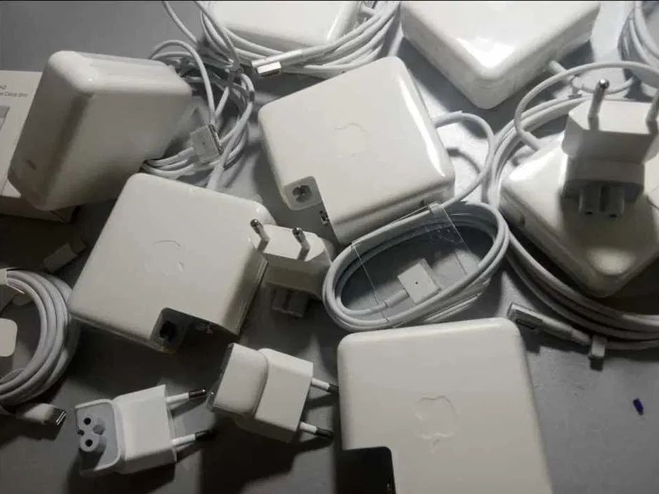 на макбук зарядка - блок питания,.