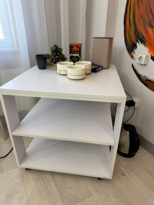 Столик на колесах