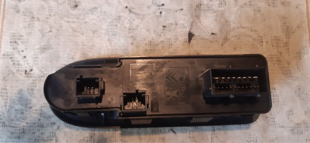 Продавам шофьорски бутони за ел стъкла и огледала за пежо и ситроен