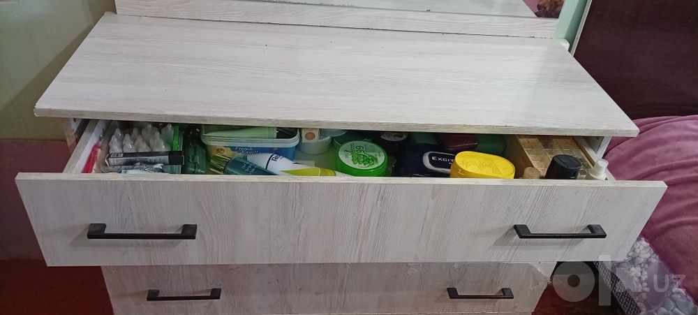 Продается комод. Длина 104 см, высота 83 см, ширина 40 см. Без зеркала