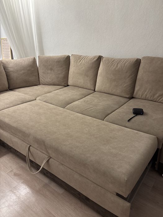 Продам диван Бежевый