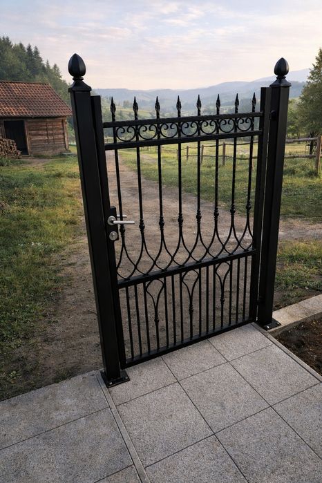 Изработка на врати, оградни пана и парапети от ковано/гладко желязо
