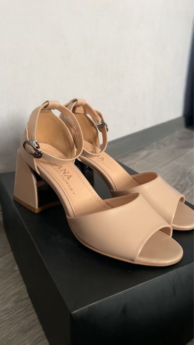 Срочно продаю женские туфли