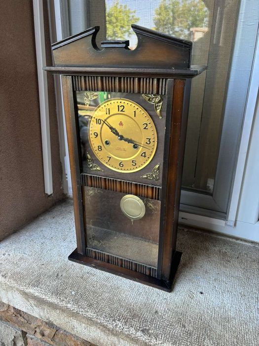 Стенен античен часовник в перфектно състояние