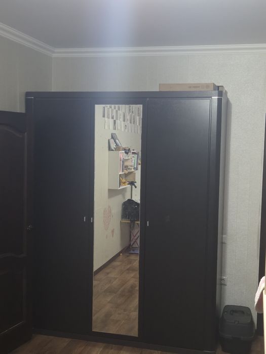Шкаф около 7 полок и 2 польших и 2 мини шкафа