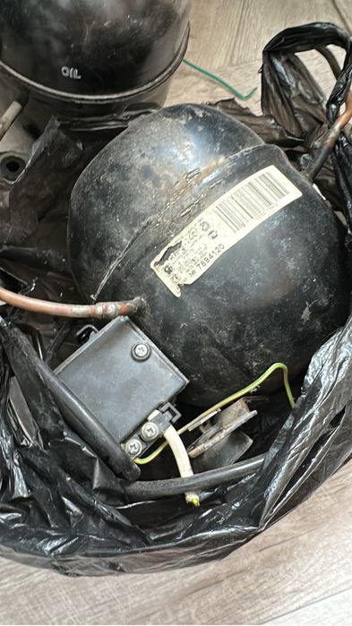 Продам два моторчика от холодильника