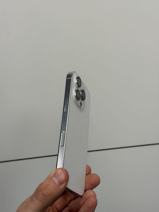 Продавам iPhone 16 PRO 512 GB