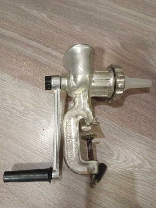 Руска машинка за мелене месо