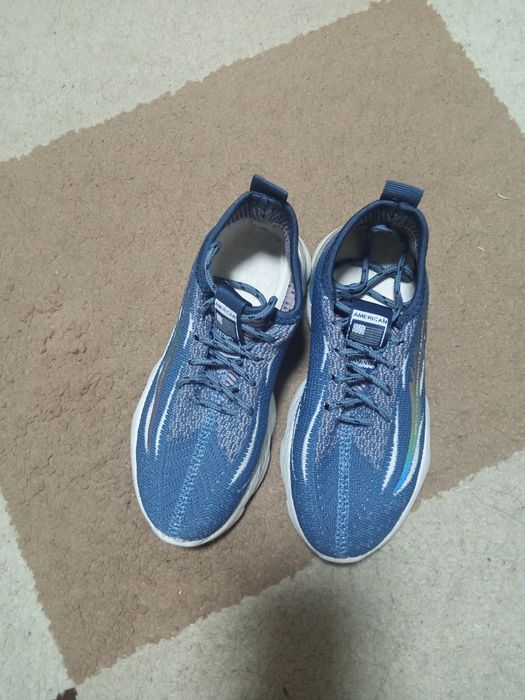 Продам детские кроссовки