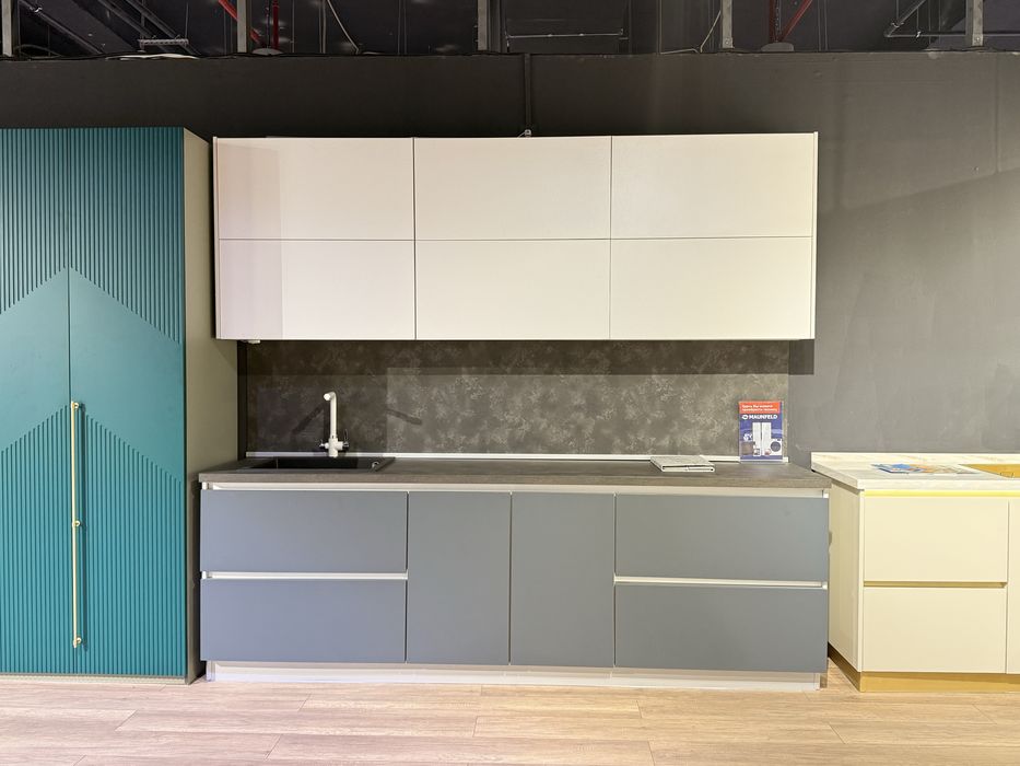 Кухня прямая. Фасады мдф феникс + мдф композитнвй пластик.