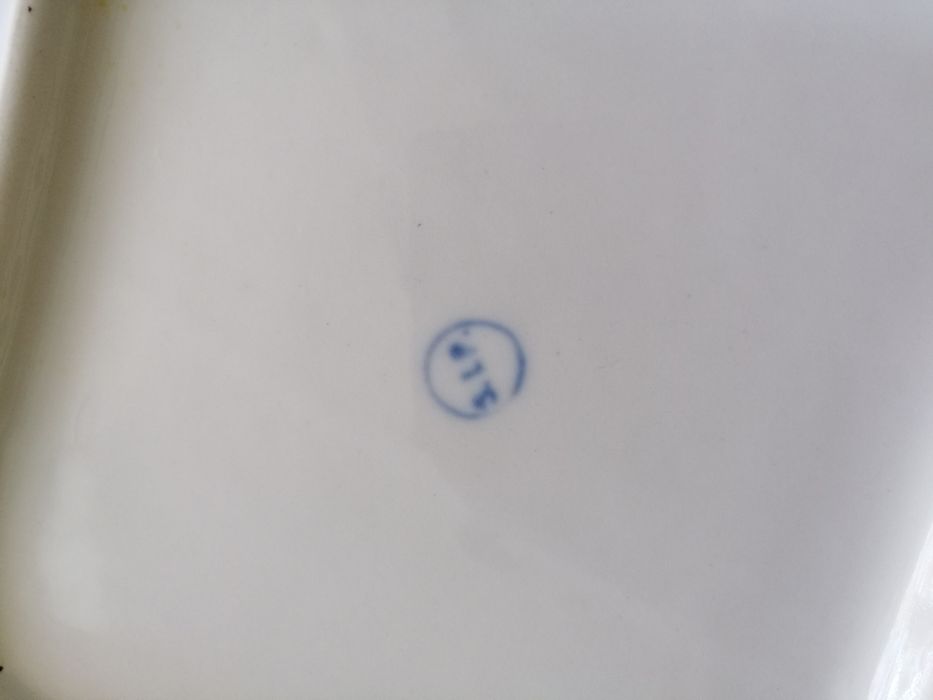 Голяма порцеланова купа. Чинии. Стъклени чаши.