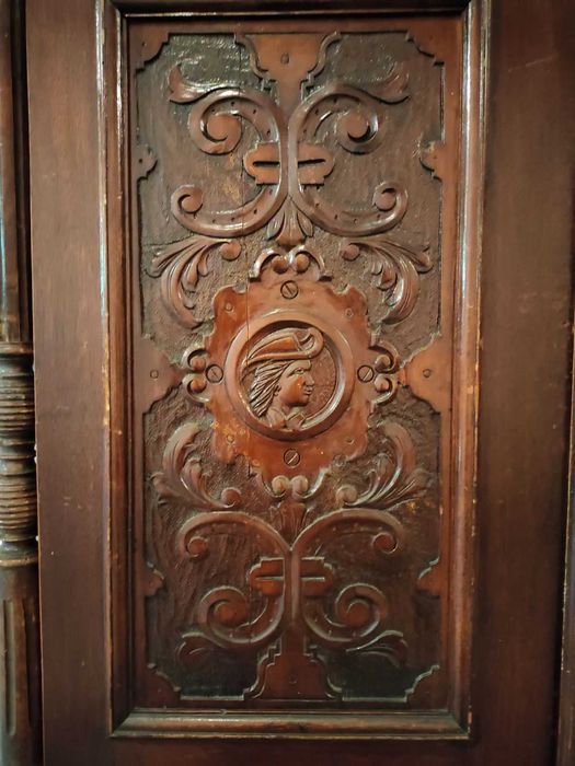 Старинна дърворезба