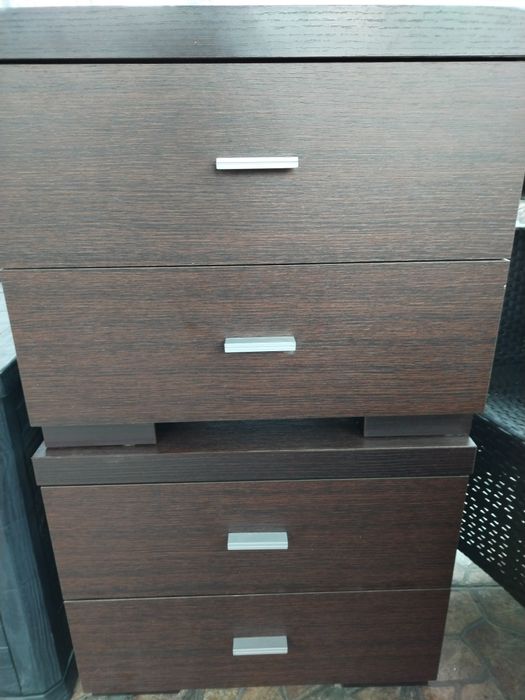 De vinzare 2 noptiere.