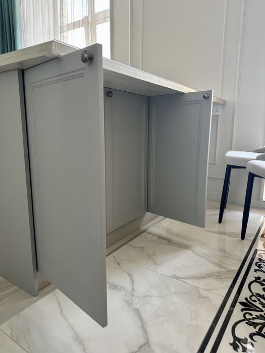 Стол кухонный полуостров