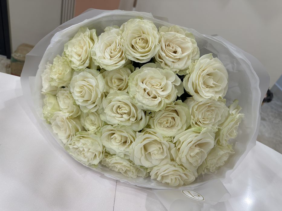 25 штук белые розы