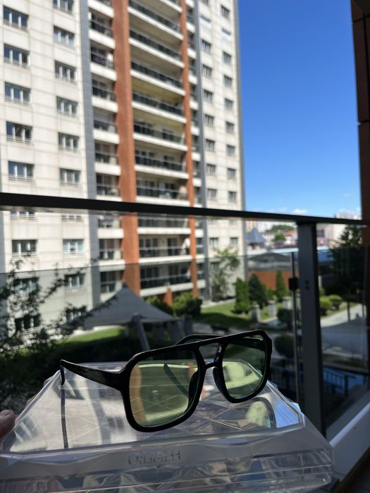 Ochelari de soare cu design modern și urban, cu ramă neagră și lentile verzi ,maro ,portolii si albastri