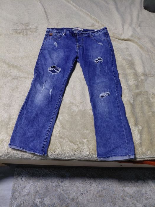 Vând 2 hanorace și 1 pereche pantaloni blugi