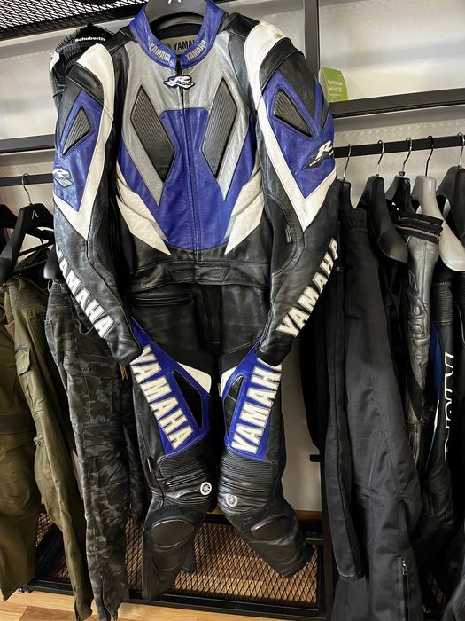 Kожен мото екип  BUSE YAMAHA ,2 части ,размер 52 M/L, твърди протектори