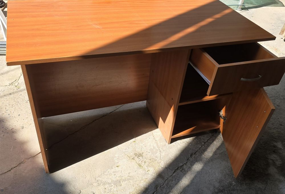 Продаётся офисный стол