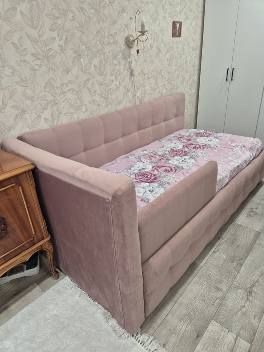 Продам кровать с тумбочкой