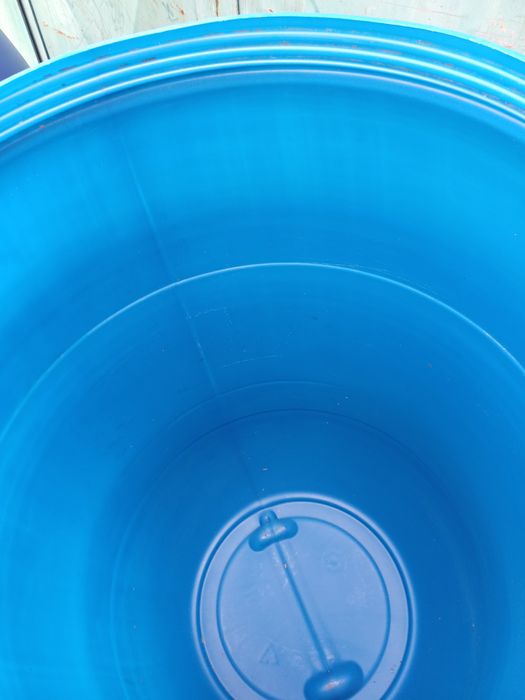 Vand două butoaie plastic a cate 220 litri ,fiecare.