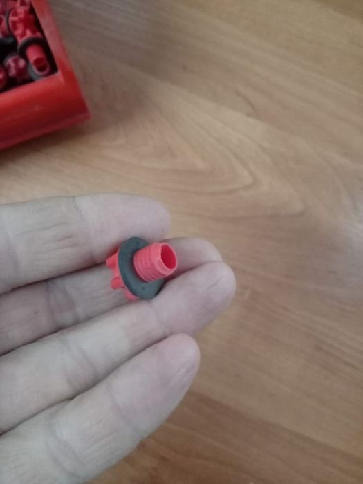 Пластиковый болт