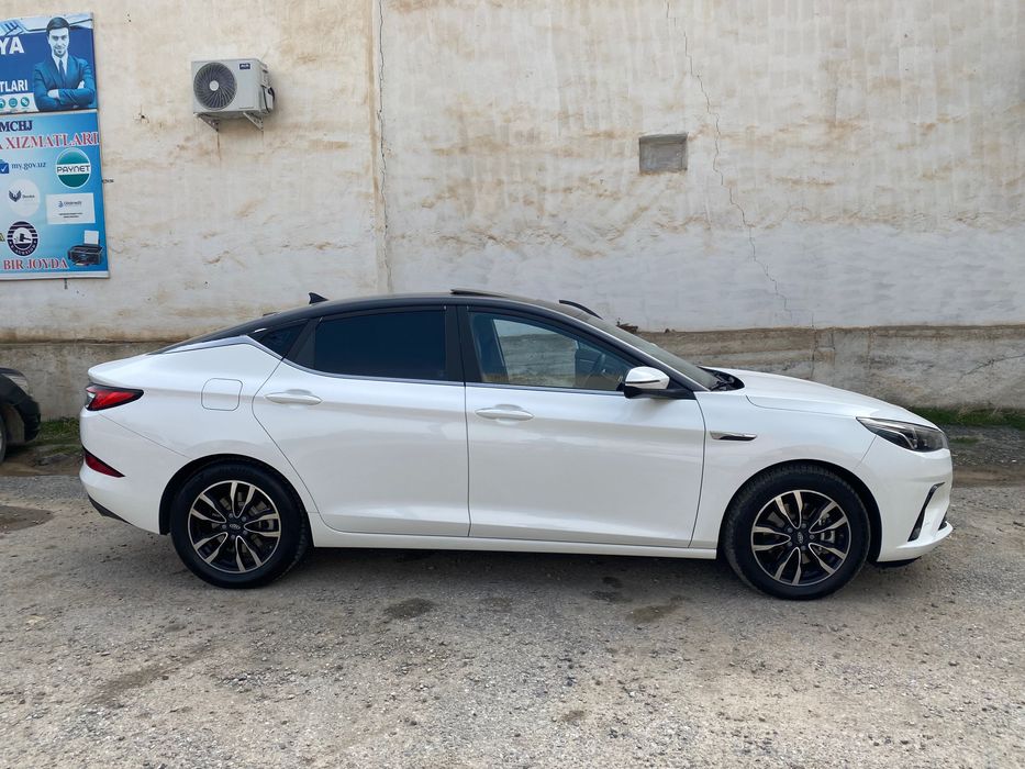 Jac j7 engil avtomobil