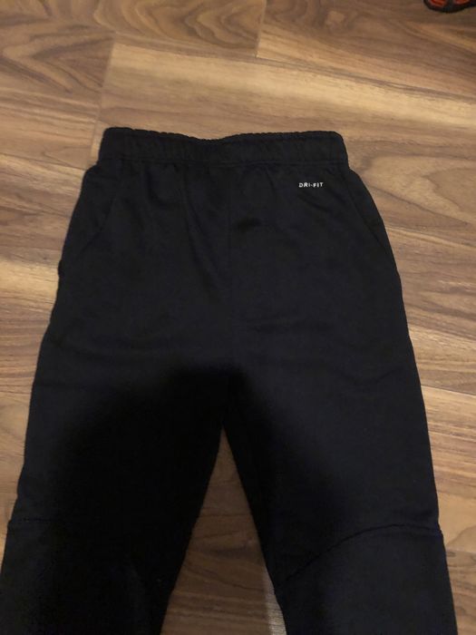 Долнище Nike с връзки става и за S размер
