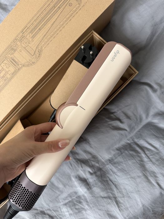 Продам Dyson airstrait 2 в 1 выпримляет и сушить