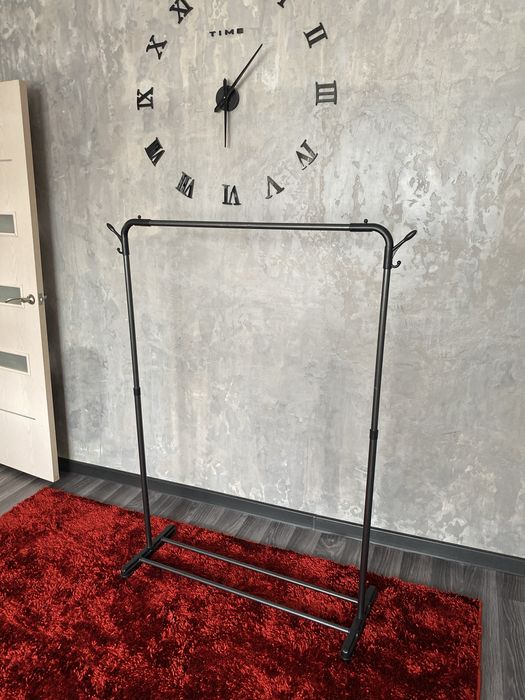 Вешалка, пластиковая вешалка черная не высокая стойка для одежды