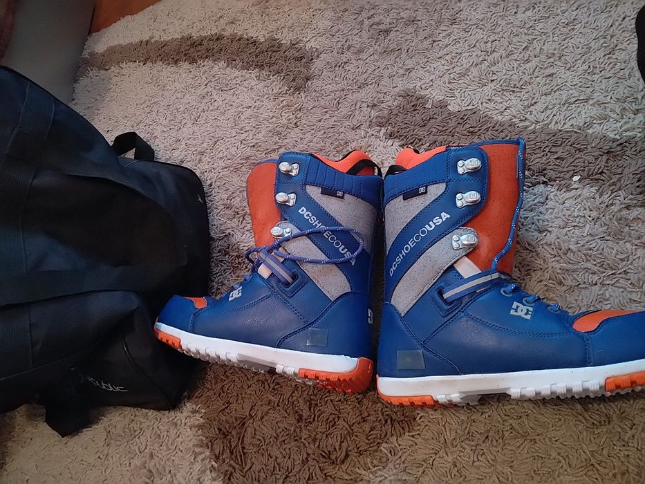 Echipament snowboard / ski ( placa , pantaloni geaca, mănuși, casca )