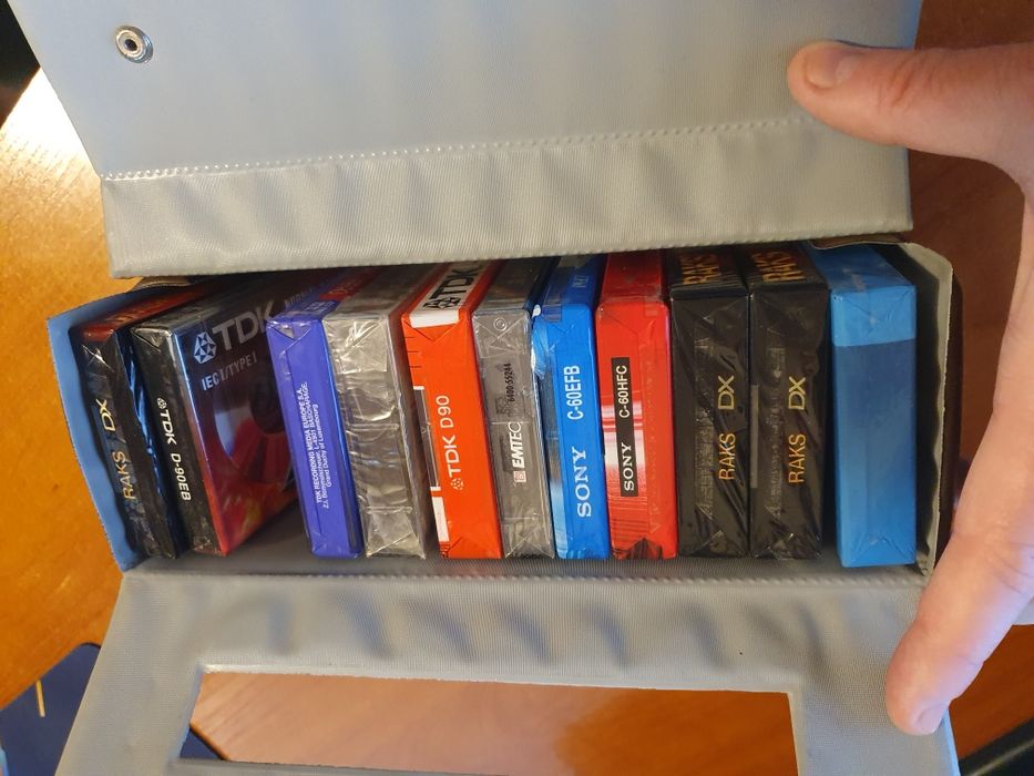 2 Genti pt.casete audio +11 casete sigilate si 12 inregistrate