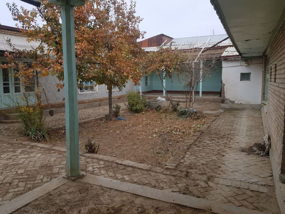 Uy sotiladi 5 sutuqli hovli  motrit most pastida