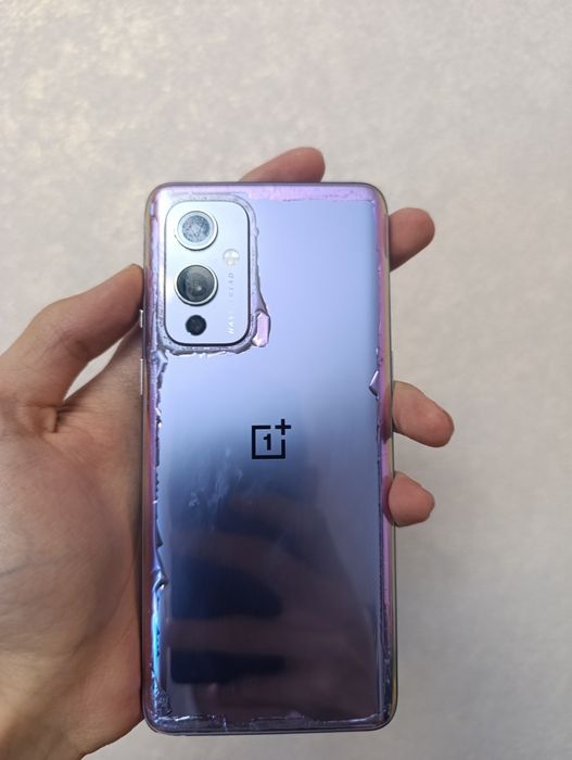 Смарфтон OnePlus 9