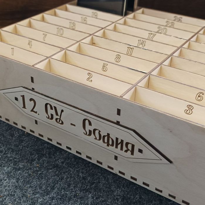 Училищна поставка за мобилни телефони.