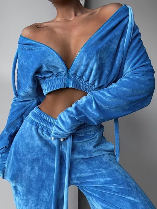 Продам синий костюм