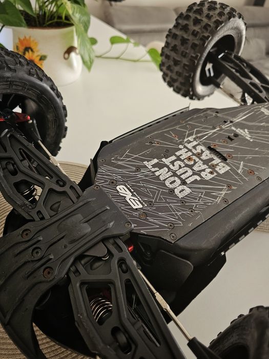 ARRMA KRATON 6s EXB 1/8 masina cu telecomanda profesionala