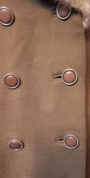 Palton cu guler de vizon și stofa din lană