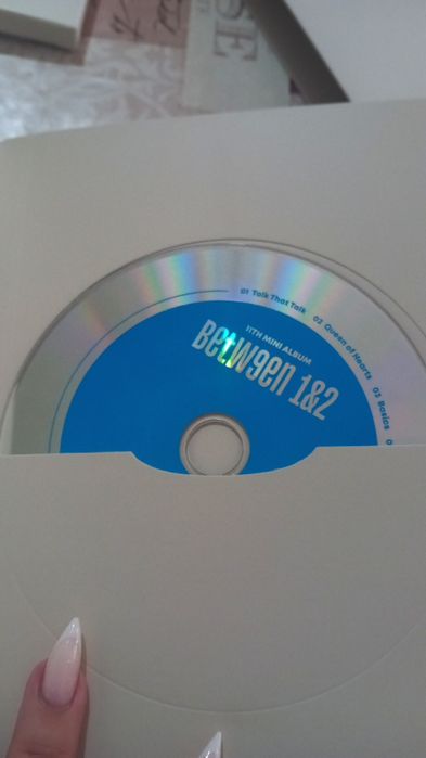 Мини албум на K-pop групата Twice в синьо