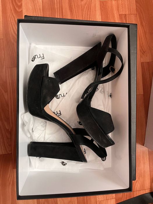 продам 4 пары обуви 40 го размера