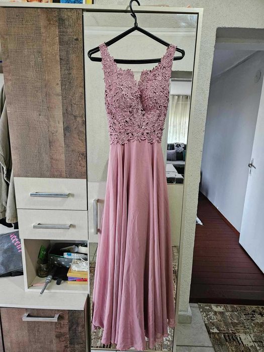 Продавам официална рокля