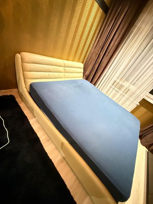 Двуспальная кровать