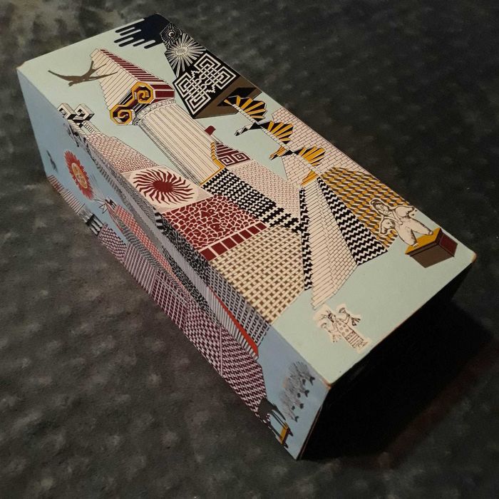 Кутия с подвижен капак