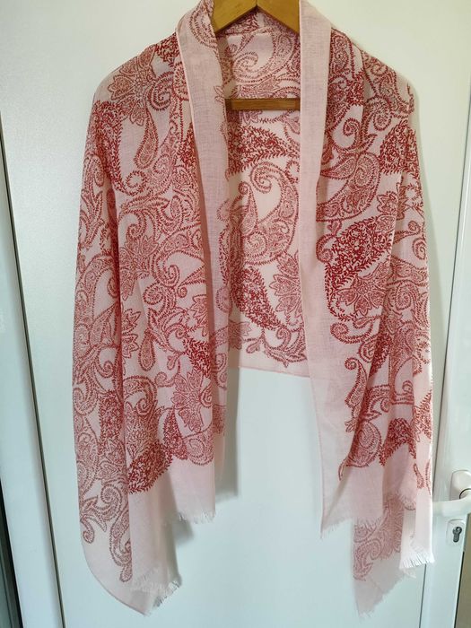 Пъстри шалове от тънка материя