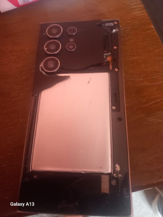 vând samsung s 24 ultra este spart față spate bateria este schimbată cu una fake dar telefonul fucționează perfect